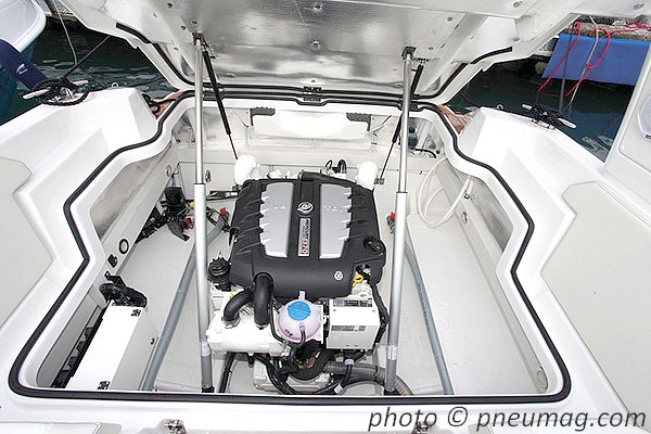 Compartiment moteur de bateau