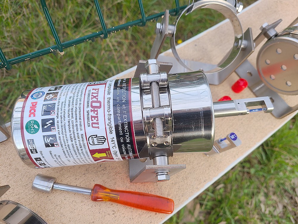 FIXOFEU sur simple support en "U" avec collier de serrage � tourillon