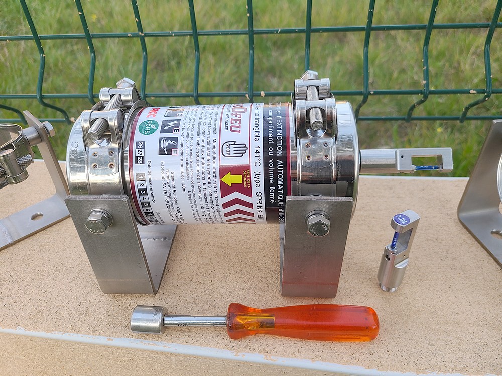 FIXOFEU sur double support en "U" avec colliers de serrage � tourillon